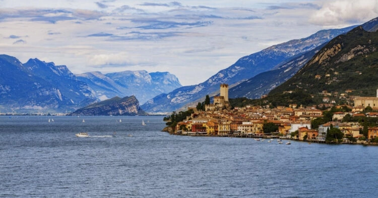 Masovna zaraza na bajkovitom jezeru u Italiji, više od 300 ljudi u bolnici, stigao opasni virus